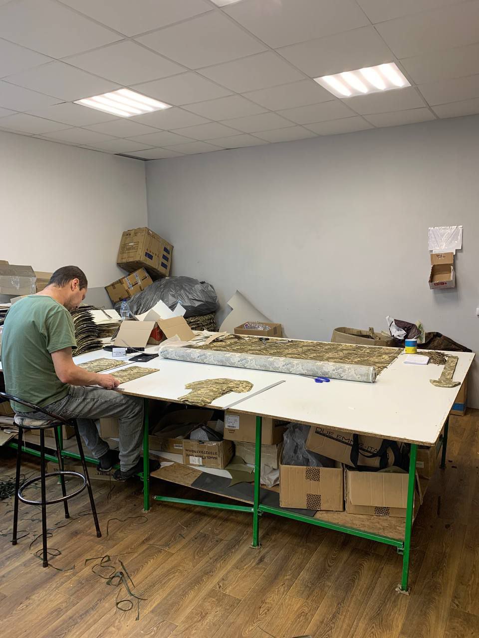 Співробітник ТОВ «ДЕНАВІ» в процесі роботи Співробітник ТОВ «ДЕНАВІ» в процесі роботи